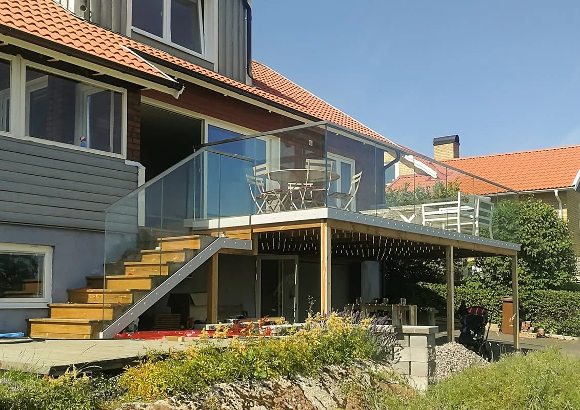 An all-glass aluminum balustrade on an elevated deck